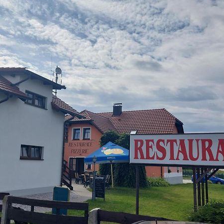 Penzion A Restaurace U Strnada クラトビ エクステリア 写真