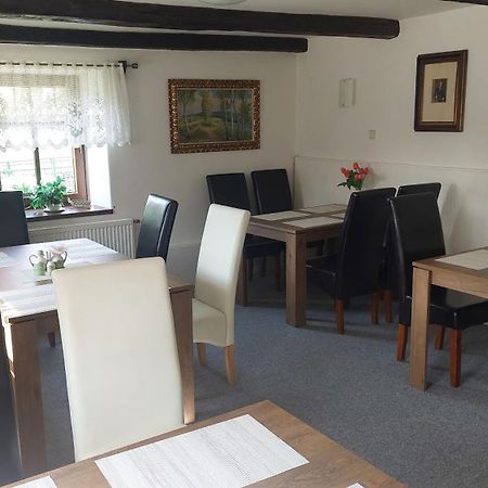 Penzion A Restaurace U Strnada クラトビ エクステリア 写真
