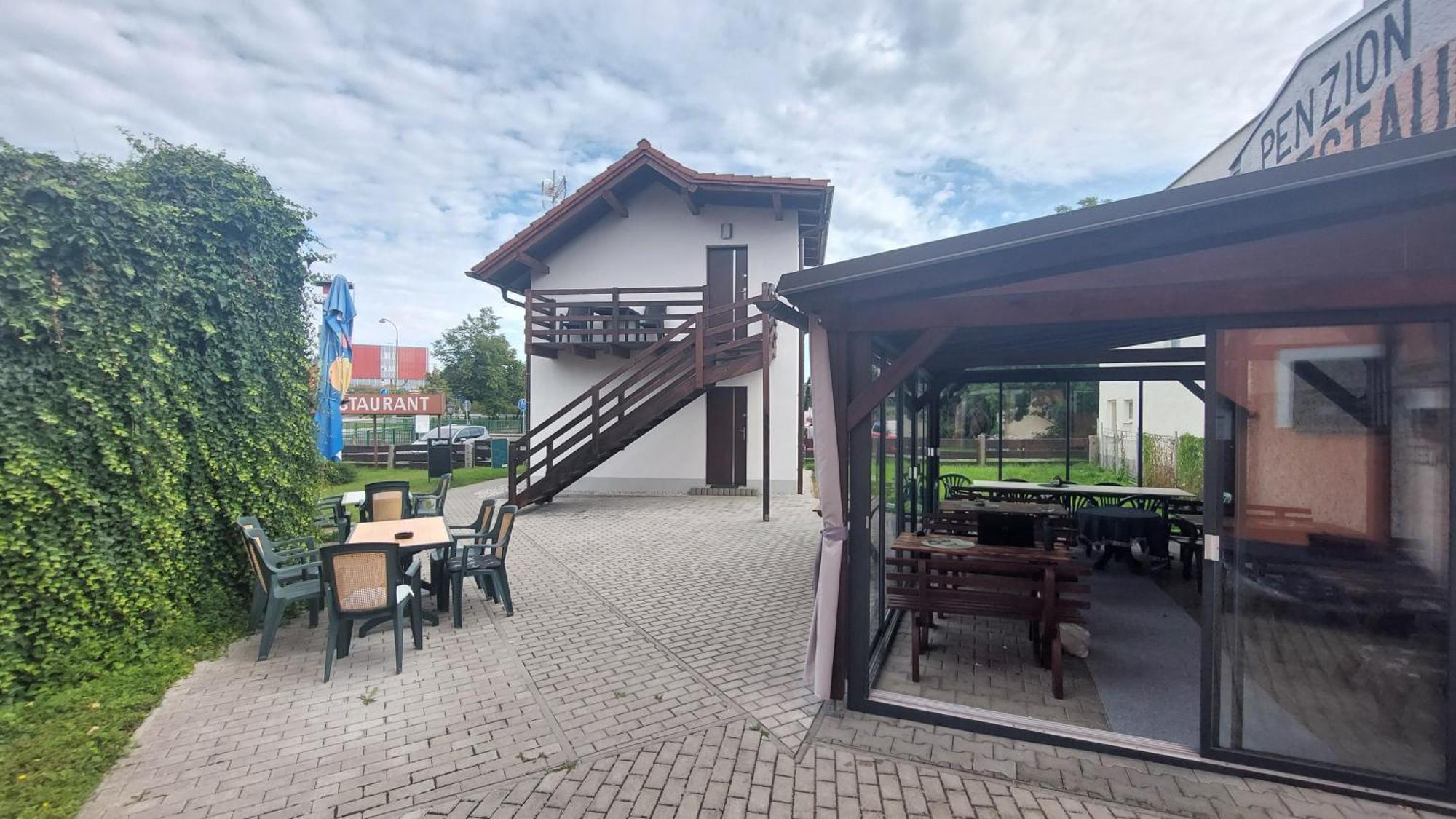 Penzion A Restaurace U Strnada クラトビ エクステリア 写真