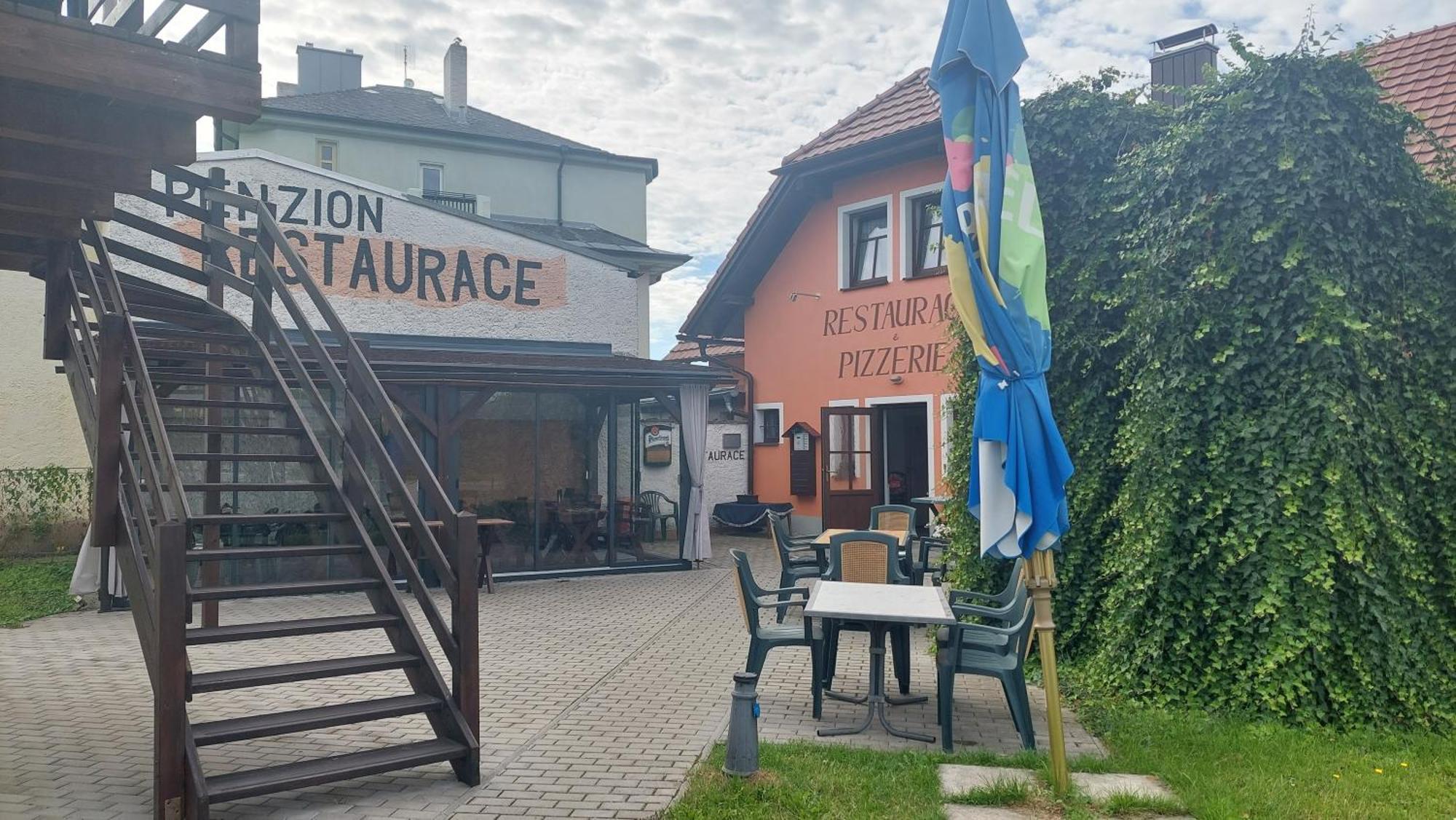 Penzion A Restaurace U Strnada クラトビ エクステリア 写真