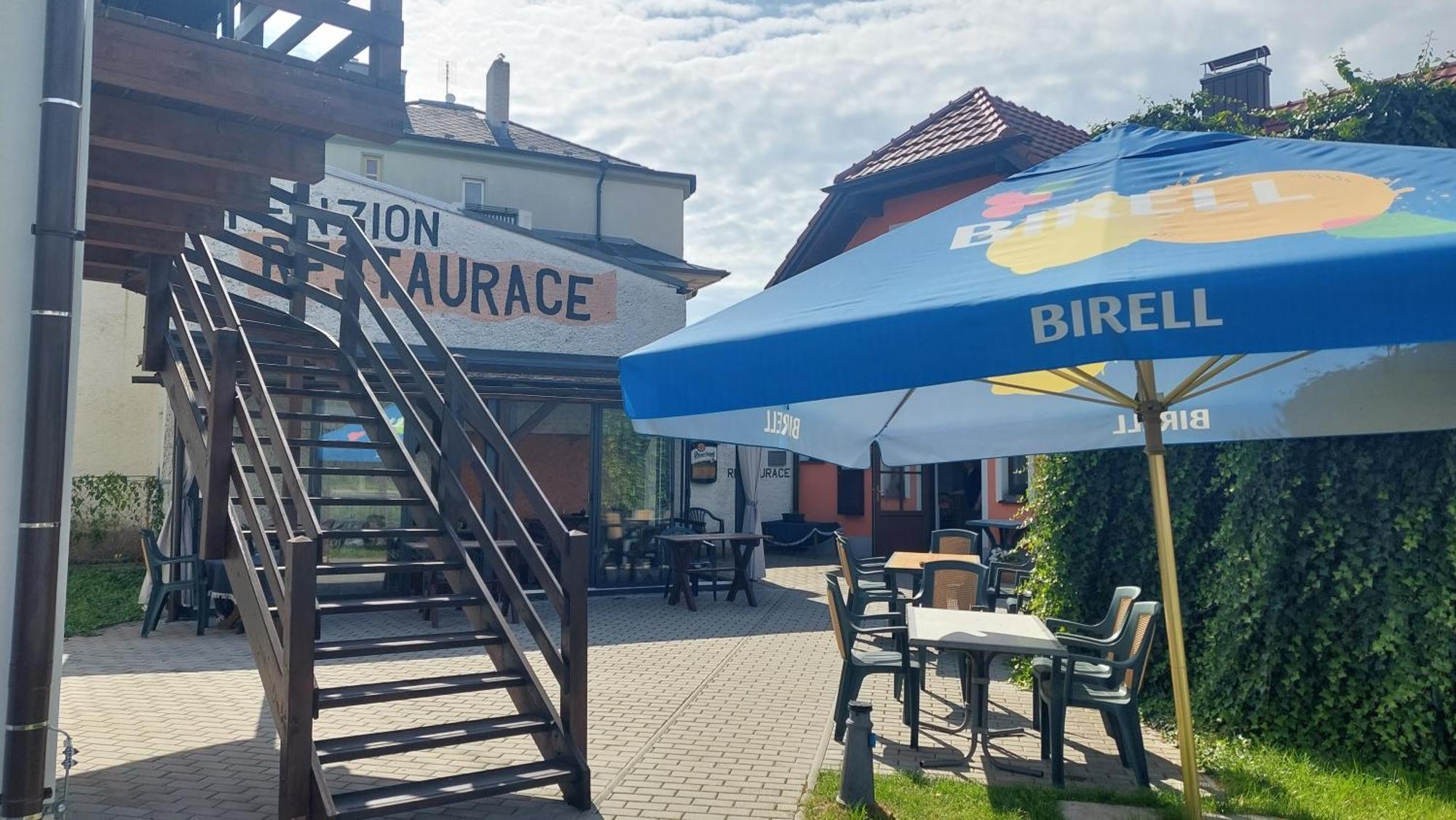 Penzion A Restaurace U Strnada クラトビ エクステリア 写真