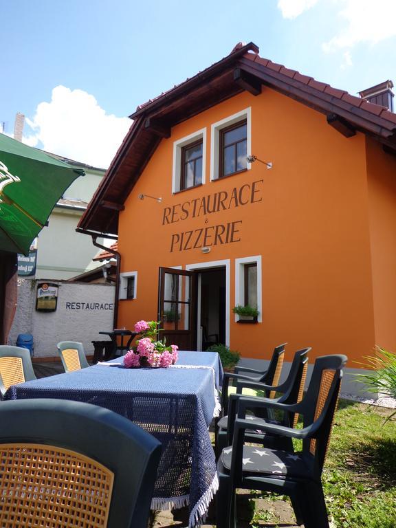 Penzion A Restaurace U Strnada クラトビ エクステリア 写真